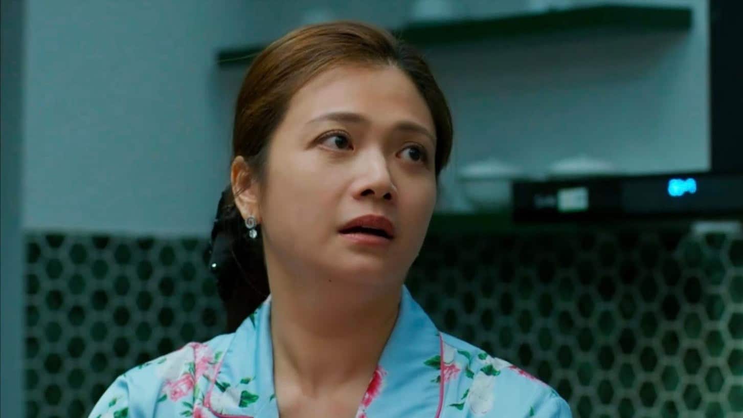 Nữ diễn viên Kiều Anh nhìn lên với biểu cảm ngạc nhiên trong khung hình